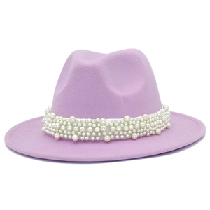 Elegante sombrero fedora de lana morada con ala ancha y banda de perlas de lujo