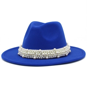 Vue détaillée du chapeau fedora bleu roi élégant avec bande décorative en perles blanches