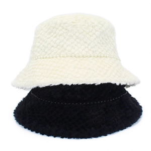 Détail de bobs en peluche noir et blanc avec une décoration élégante de perles fines