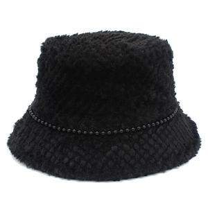 Chapeau bob élégant en fausse fourrure noire pour femme avec chaîne de perles décorative