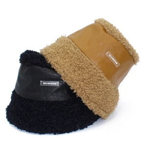 Détail de bobs en laine d'agneau et cuir noir et marron avec étiquette COLD MEDIUM