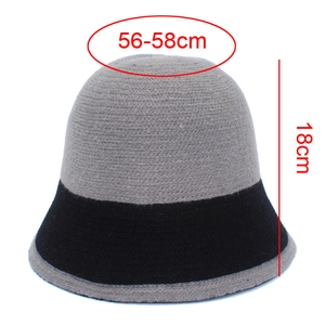 Detaillierte Größenangaben für eine zweifarbige Strickmütze mit Maßen von 18 cm und 58 cm