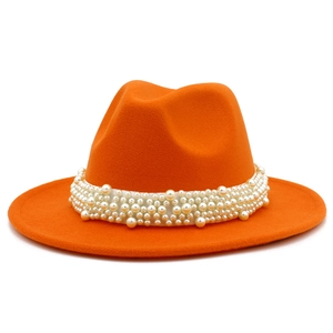 Detalle de sombrero de fieltro naranja con elegante banda de perlas blancas multicapa