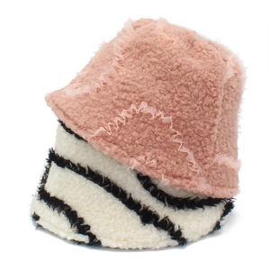 Plüschiger Anglerhut mit unregelmäßigem Rand in Rosa und gestreiftem Beige für Damen