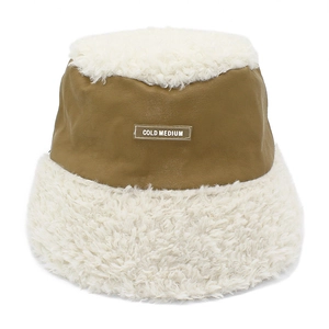 Chapeau bob hiver en laine d'agneau avec similicuir contrasté et écusson COLD MEDIUM