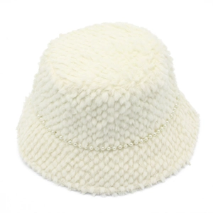 Détail d'un chapeau cloche en peluche blanche avec chaîne de perles élégante et texture douce