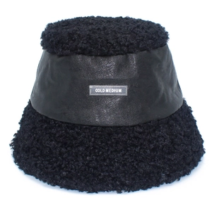 Chapeau cloche femme en fausse laine d'agneau et cuir avec étiquette métallique