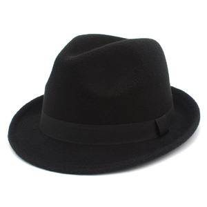 Detailaufnahme eines klassischen schwarzen Wollfilzhutes mit passendem Satinband-Dekor