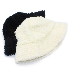 Chapeau bob élégant en fausse fourrure pour femme avec chaîne de perles en noir et crème
