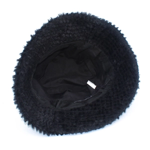 Détail du chapeau bob en peluche noire avec doublure intérieure et étiquette d'entretien