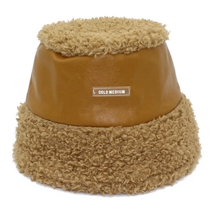 Chapeau bob d'hiver en laine d'agneau avec cuir camel et étiquette COLD MEDIUM