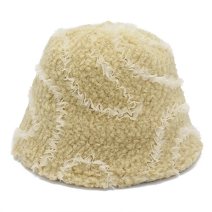 Detailansicht des beige Plüsch-Anglerhuts mit Fleece-Textur und gewelltem Fransenrand