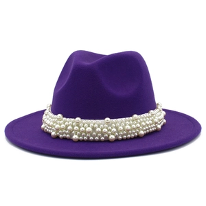 Détail d'un chapeau fedora en feutre violet avec une bande décorative en perles