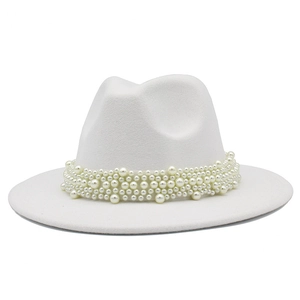 Détail d'un chapeau en feutre de laine blanc avec des perles élégantes incrustées