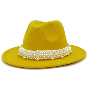 Détail du chapeau fedora en laine jaune gingembre avec bandeau décoratif en perles