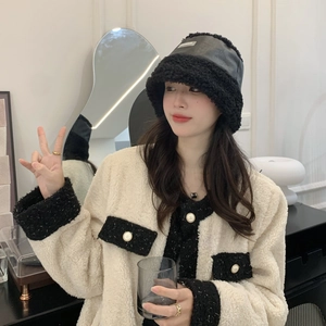 Détail du chapeau cloche en laine d'agneau avec similicuir noir et bordure en peluche