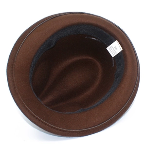 Detail der Innenseite des Wollhutes mit Schweißband und Materialetikett aus Polyester