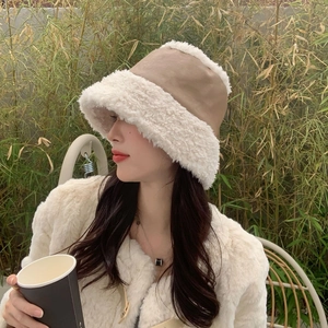 Détail d'un chapeau bob d'hiver avec dessus en cuir camel et bordure en laine d'agneau