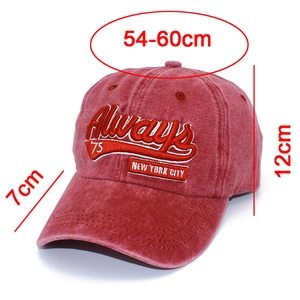 Dimensioni dettagliate di un cappellino vintage in cotone lavato con ricamo a lettere