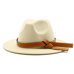 Klassischer cremefarbener Fedora-Hut mit breiter Krempe und braunem Lederband für Damen und Herren