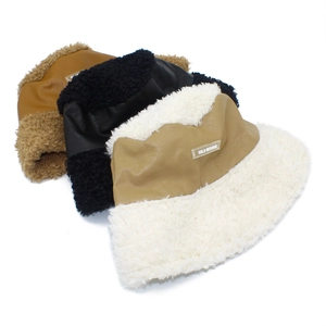 Détail de chapeaux seau d'hiver en laine d'agneau en marron, noir et beige élégant