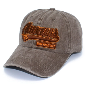 Dettaglio del ricamo Always 75 New York City su cappello in cotone lavato grigio scuro