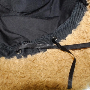 Détail d'un chapeau cloche en laine d'agneau avec cordon de serrage réglable et doublure