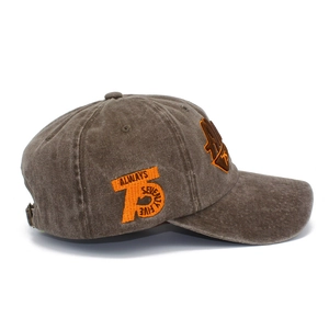 Ricamo dettagliato di toppe con lettere e fibbia in metallo su cappellino in cotone vintage