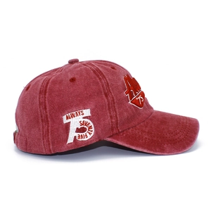Dettaglio del tessuto in cotone lavato e del ricamo 75 sul berretto da baseball rosso
