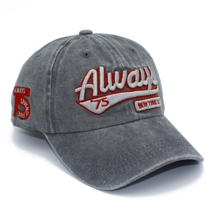 Dettaglio del ricamo Always New York sulla base del berretto da baseball grigio in cotone