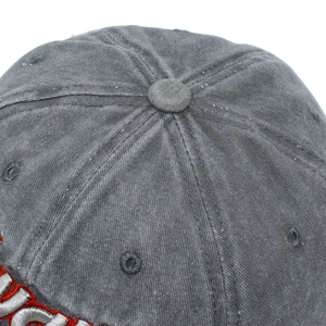 Vista macro superiore del cappellino grigio in cotone lavato con cuciture e occhielli