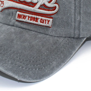 Dettaglio del ricamo New York City su cappello da baseball in cotone lavato grigio retro