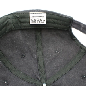 Dettaglio interno del cappellino da baseball con etichetta 100% cotone e cuciture rifinite