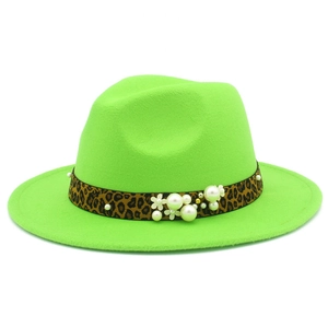 Détail du chapeau fedora vert néon avec ruban léopard, perles blanches et fleurs