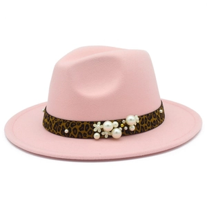 Détail d'un chapeau fedora rose avec ruban léopard et perles décoratives