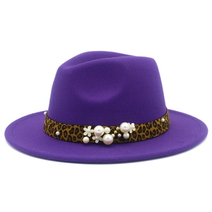 Détail d'un chapeau en laine violette avec ruban léopard, perles et fleurs décoratives