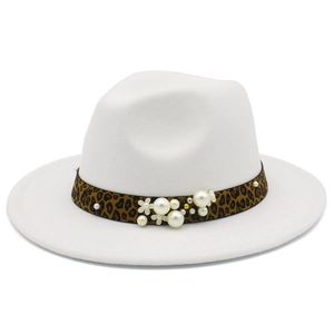 Détail d'un chapeau fedora blanc avec ruban léopard, perles et accents floraux