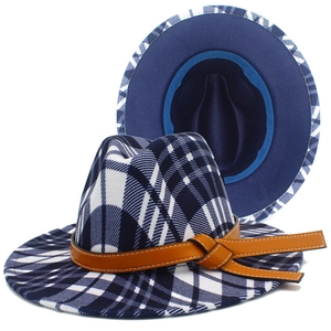 Détail d'un chapeau fedora à carreaux avec bande en cuir et design classique en feutre