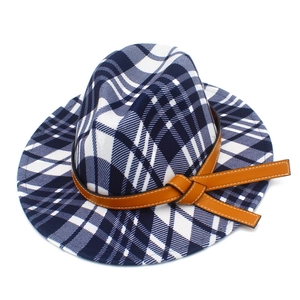 Détail d'un chapeau feutre à carreaux bleus et blancs avec ruban en cuir marron noué