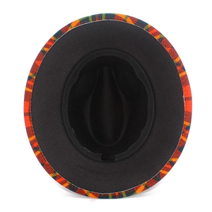 Vue de dessus d'un chapeau fedora noir avec bordure à carreaux classiques rouge et vert