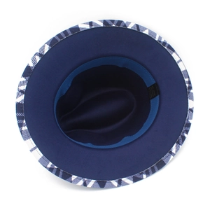 Détail de l'intérieur d'un chapeau fedora bleu marine avec bordure à carreaux et étiquette