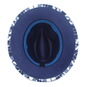 Vue détaillée de l'intérieur du chapeau jazz bleu marine avec bord à carreaux bleus et blancs