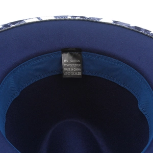 Détail intérieur du chapeau jazz montrant l'étiquette 65% coton et 35% polyester mélangé