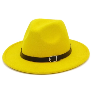 Détail d'un chapeau fedora en laine jaune avec ruban en cuir noir et boucle en métal