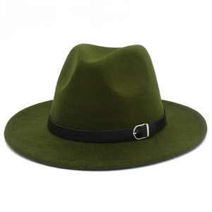 Détail d'un chapeau fedora en laine vert olive avec bandeau en cuir noir et boucle argent