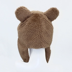 Gros plan sur le chapeau d'ours en peluche marron avec fausse fourrure et protège-oreilles