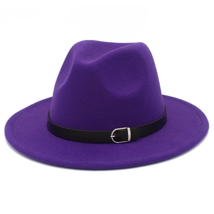 Détail d'un chapeau fedora violet en laine avec bandeau en cuir noir et boucle en métal
