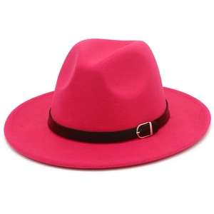 Détail du chapeau fedora en laine rose avec ruban en similicuir noir et boucle en métal
