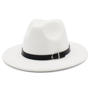 Détail d'un chapeau fedora blanc en laine avec bandeau en cuir noir et boucle argent