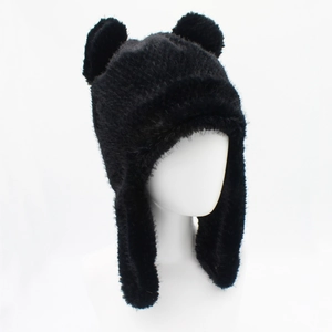Vue détaillée du chapeau d'hiver noir en fausse fourrure avec oreilles d'ours sur mannequin